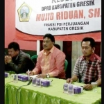 Ketua FPDIP DPRD Gresik Mujid Riduan ketika menggelar reses I. foto: SYUHUD/ BANGSAONLINE