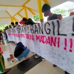 Aksi para alumni saat menggalang tanda tangan sebagai bentuk penolakan atas perubahan SMAN 1 Bangil menjadi SMAN 1 Taruna Madani.