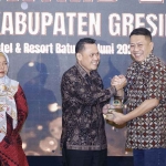 Kepala BPPKAD Gresik, Andhy Hendro Wijaya (kanan), saat menyerahkan Asset Award 2024. Foto: Ist