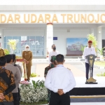 Presiden Joko Widodo meresmikan Bandara Trunojoyo, Madura, Rabu (20/4/2022). 