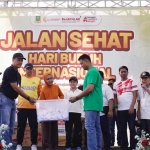 Wali Kota Mojokerto saat menyerahkan hadiah.