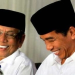 Jokowi tertawa mendengar joke-joke dari Kiai Hasyim dalam sebuah kesempatan.