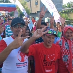 Ketua DPRD Banyuwangi I Made Cahyana Negara bersama Lurah Joko Handoko melepas jalan sehat Pemuda Mangun Kerto.
