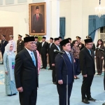  Letjen TNI (Purn) Djamari Chaniago  ketika dilantik Presiden Prabowo sebagai Menko Polkam dan  Erick Thohir sebagai Menpora serta pejabat lainnya. Foto: YouTube/infopublik