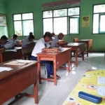 Anak-anak binaan LPKA Blitar saat mengikuti Ujian Nasional di SMP Negeri 01 Garum. foto: AKINA/ BANGSAONLINE