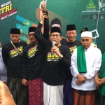 Ketua DPW PKB Abdul Halim Iskandar saat memperkenalkan Djoko Susanto dan Ayub Junaedi dalam acara Jalan Sehat Sarungan di Alun-Alun Jember, Ahad (3/11).