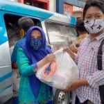 Kades Baron Nurul Yatim ketika mengambil bantuan paket sembako di BPBD Gresik. foto: SYUHUD/ BANGSAONLINE