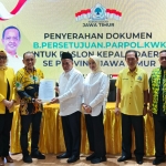 Gus Mujib dan Ning Wardah saat menerima B1 KWK di kantor DPD Golkar Jatim