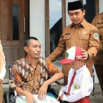 Wali Kota Pasuruan saat menyerahkan sntunan untuk pegawai PUPR yang menjadi korban kecelakaan kerja.