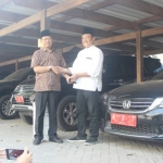 Ketua DPRD Pasuruan H. M. Sudiono Fauzan saat mengembalikan mobil dinas ke Sekretariat DPRD.