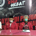 Ketua DPC PDIP Ponorogo, Bambang Juwono (dua dari kanan) saat menggelar rilis pers kemenangan Paslon Sugiri Sancoko-Lisdyarita.