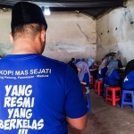 Petugas CV Kopi Mas Sejati saat mengawasi pekerja di pabrik Kabupaten Pamekasan.