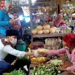 Cabup Arifin saat berinteraksi dengan pedagang Pasar Pon Trenggalek. (foto: HERMAN/ BANGSAONLINE)
