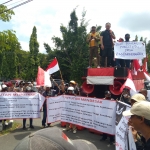 Massa saat melakukan aksi demo di depan kantor Kejari Sidoarjo