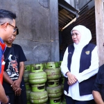 Gubernur Khofifah ketika meninjau ketersediaan LPG.