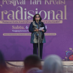 Pj Wali Kota Kediri Zanariah membuka Festival Tari Kreasi Tradisional