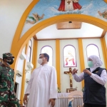 Gubernur Khofifah bersama Forkopimda Jatim meninjau gereja untuk memastikan kondisi aman dan telah menerapkan protokol kesehatan dengan ketat.