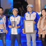 Wali Kota Malang, Wahyu Hidayat, didampingi Wawali Ali Muthohirin, dan Direktur Utama Perumda Tugu Tirta, Priyo Sudibyo saat menerima piagam MURI secara simbolis. (Ist)