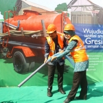 Wabup Moh. Qosim bersama Ketua Tim Penggerak PKK Kabupaten Gresik Maria Ulfa Sambari Halim, saat simulasi sedot tinja dalam launching Kampung Pudak Ayu. foto: ist.