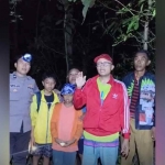 Empat wisatawan asal Sidoarjo saat diselamatkan petugas Polsek Sangkapura, Koramil Sangkapura, dan Kades Kumalasa. (Ist)