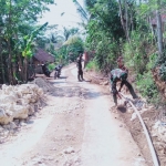 Satgas TMMD saat mengecek sambungan pipa saluran air bersih.