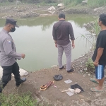 Petugas saat mengevakuasi seorang pemancing yang tewas tenggelam di tambang pasir  Desa Kedawung, Kecamatan Nglegok, Kabupaten Blitar.