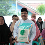 Wali Kota Pasuruan, Saifullah Yusuf saat menyerahkan paket bantuan cadangan pangan (dok. Ist)