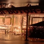 Bangunan yang dijadikan warung sambel wader di Desa Trowulan, Mojokerto, tampak dilalap api, Rabu (9/11/2022) malam.