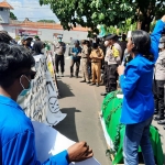 Aktivis PMII saat menggelar aksi memperingati setahun kepemimpinan Bupati Tuban Aditya Halindra Faridzky dan Wakil Bupati H Riyadi di depan Kantor Pemkab Tuban, Senin (20/6/2022).