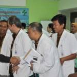 Bupati Sambari berjabat tangan dengan para dokter penilai usai acara penilaian akreditasi RSUD. foto: syuhud/ BANGSAONLINE