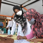  Bupati Mojokerto Ikfina Fahmawati saat memantau penyerahan bantuan BST. (foto: ist)
