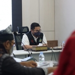 Bupati Kediri, Hanindhito Himawan Pramana, saat memimpin rapat persiapan peringatan Hari Jadi Kabupaten Kediri. Foto: Ist