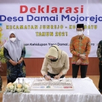Wali Kota Batu Dewanti Rumpoko menandatangani prasasti deklarasi damai.