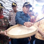 Bupati Fadeli didampingi Wabup Kartika saat sidak di gudang Bulog Sub Divre III Bojonegoro.