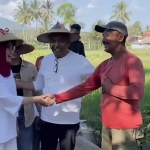 Calon Bupati Lumajang, Indah Amperwati saat bersalaman dengan petani. 