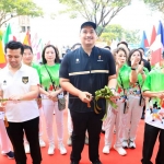 (dari kiri) Wagub Jatim, Emil Dardak bersama Menpora Dito Ariotedjo saat pemotongan pita peresmian Graha Padel Club