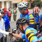 Gubernur Khofifah saat menyambut peserta Tour de’ Jakarta-IKN 2025 di Gedung Negara Grahadi, Surabaya.