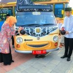 Gubernur Jawa Timur Khofifah Indar Parawansa bersama Bupati Tuban Aditya Halindra Faridzky saat meluncurkan bus transportasi pelajar dan masyarakat yang diberi nama Si Mas Ganteng 2 di Alun Alun Kabupaten Tuban, Minggu (23/3). Foto: bangsaonline