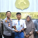 Mujadidi Faizha Adhim (tengah) saat bertemu dengan Kapolres dan Wakapolres Ngawi