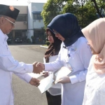 Bupati Malang Dr H Rendra Kresna menyerahkan piagam pensiun.