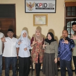 Anggota DPD RI, Lia Istifhama, foto bareng usai berdiskusi dengan Komisi Penyiaran Indonesia Daerah Jawa Timur di kantor KPID Jatim, Jalan Margorejo Indah, Surabaya, Kamis (30/4/2026) lalu.