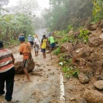 Tanah longsor yang terjadi di Desa Ngrencak, Kecamatan Panggul, Kabupaten Trenggalek. foto: HERMAN/ BANGSAONLINE