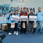 SELAMAT: Korkot Surabaya 1 Alfan Yunanto (kanan) dan Korkot Surabaya 2 Santy Putri (kiri) mengapit para SDM PKH terbaik yang mendapatkan penghargaan dalam Appreciation Day 2019 di Kaza Mall.