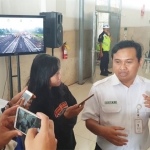 Ixfan Hendriwintoko saat memberikan keterangan di Setasiun Kertosono. foto: BAMBANG/ BANGSAONLINE