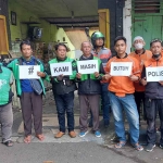 Sekelompok ojek online (Ojol) di wilayah Bangil, Pasuruan, menggelar aksi tagar #KamiMasihButuhPolisi, di kampung panggung, Kecamatan Bangil, Selasa (25/10/2022) siang.
