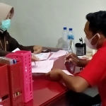 Kejaksaan Negeri (Kejari) Trenggalek menerima pelimpahan berkas perkara atas nama terdakwa Bambang Pramujianto, kasus penyebar video berkonten pornografi dari Kepolisian Resor Trenggalek, Kamis (27/5/2021). (foto: ist)