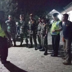 Jajaran anggota Polri, TNI, dan Banser saat apel jelang pengamanan misa natal di Gereja Santa Maria, Kerek.