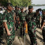 Panglima TNI Membuka Secara Resmi Aksi Bersih Pantai, Wujud Nyata TNI Peduli Lingkungan Pangandaran, Jawa Barat, Minggu (23/2/2025). Foto: Puspen TNI
