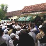 Pelayat yang mengantarkan jenazah Gus Rohim ke liang lahat, kemarin. Foto : nanang ichwan/HARIAN BANGSA