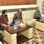 Bupati Yuhronur, saat menerima kunjungan Kepala Bank Indonesia Jatim dan jajaranya di ruang kerja Bupati Lamongan.